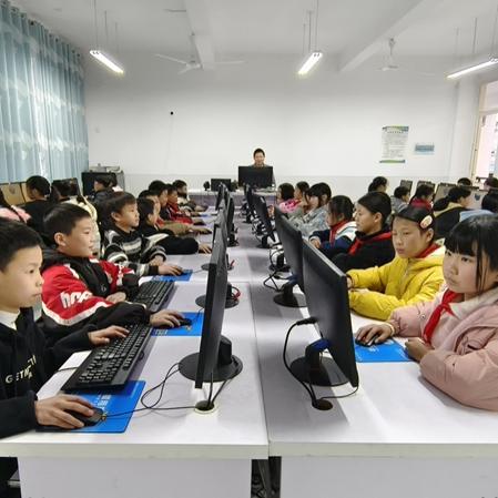 Jiangsu Jutian의 Sun Haiqing은 어떻게 컴퓨터 기부를 통해 고향 교육에 힘을 실어주었나요?